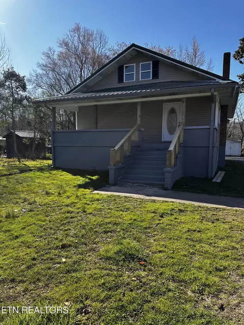 Exterior - 815 Exeter Ave, Middlesboro, KY 40965 photo 3 of 11