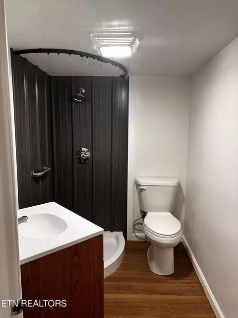 Bath - 815 Exeter Ave, Middlesboro, KY 40965 photo 1 of 2