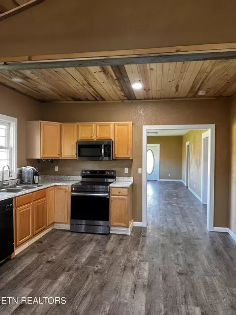 Kitchen - 815 Exeter Ave, Middlesboro, KY 40965 photo 2 of 4