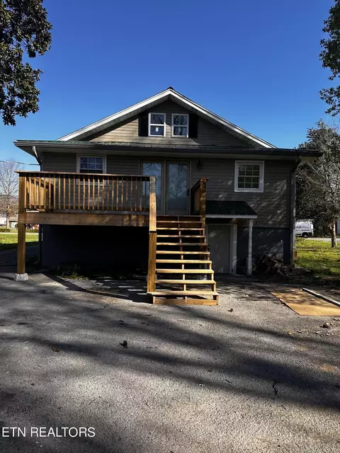 Exterior - 815 Exeter Ave, Middlesboro, KY 40965 photo 10 of 11
