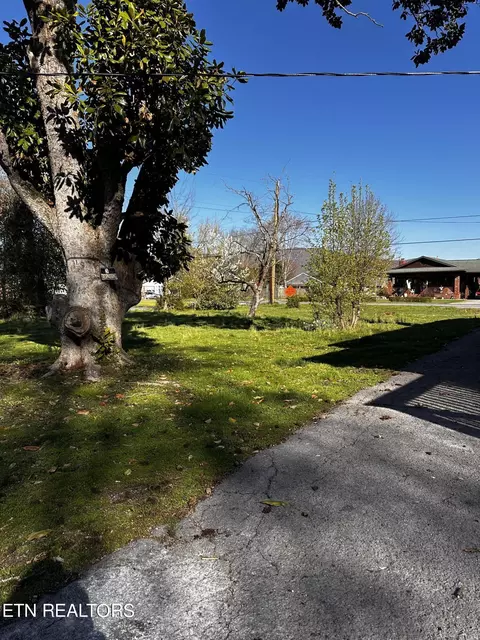 Exterior - 815 Exeter Ave, Middlesboro, KY 40965 photo 2 of 11