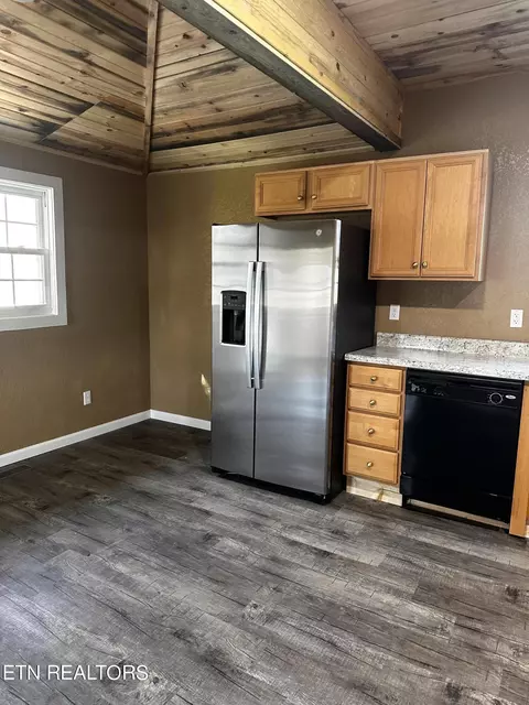 Kitchen - 815 Exeter Ave, Middlesboro, KY 40965 photo 3 of 4