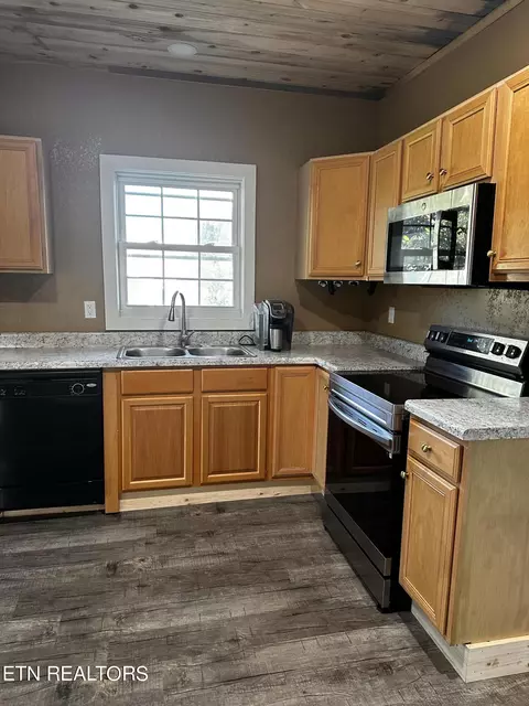 Kitchen - 815 Exeter Ave, Middlesboro, KY 40965 photo 4 of 4