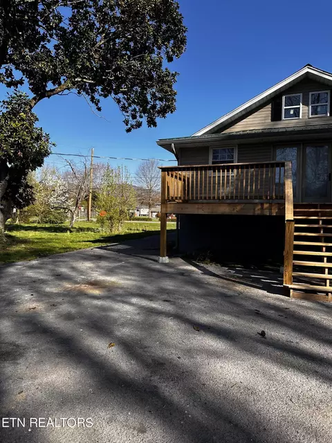 Exterior - 815 Exeter Ave, Middlesboro, KY 40965 photo 9 of 11