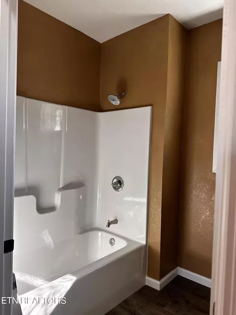 Bath - 815 Exeter Ave, Middlesboro, KY 40965 photo 2 of 2