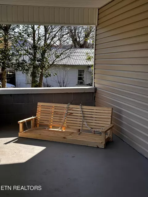 Exterior - 815 Exeter Ave, Middlesboro, KY 40965 photo 5 of 11