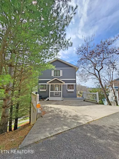 533 Deerwood Ln, La Follette, TN 37766