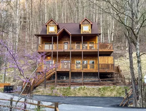 1727 Pulaski Ln, Sevierville, TN 37862