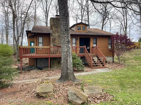 17 Newcom Ct, Crossville, TN 38558