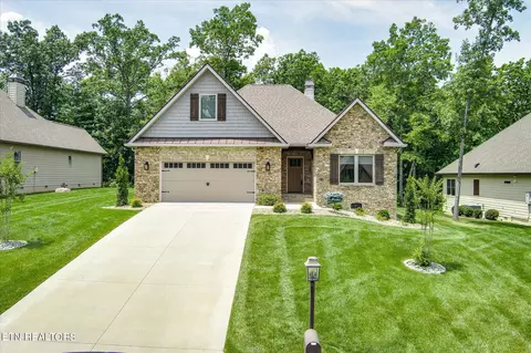 19 Oak Leaf Cir, Crossville, TN 38558