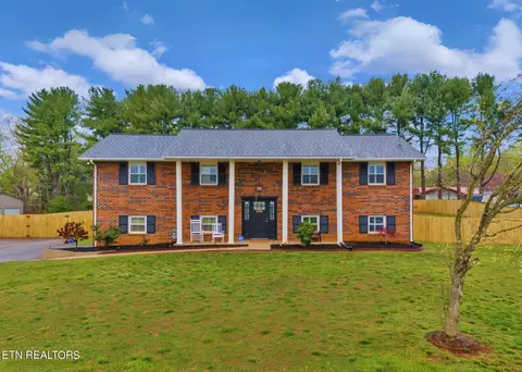 670 Grandview Dr, Lenoir City, TN 37772
