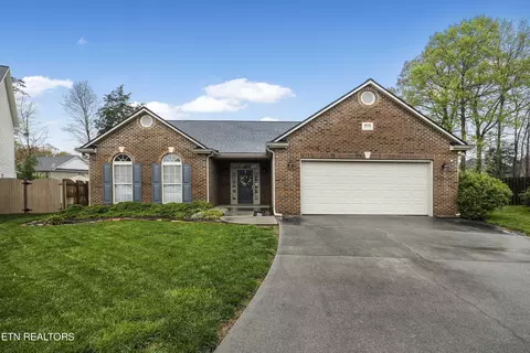 1601 Silver Oak Ln, Lenoir City, TN 37772