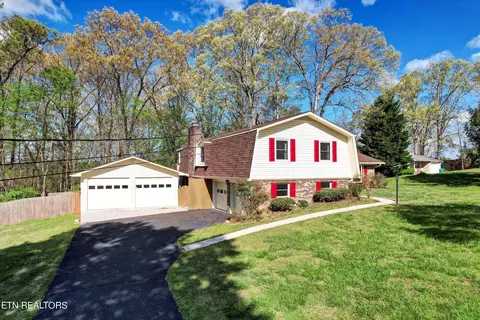 900 Northview Dr, Lenoir City, TN 37771