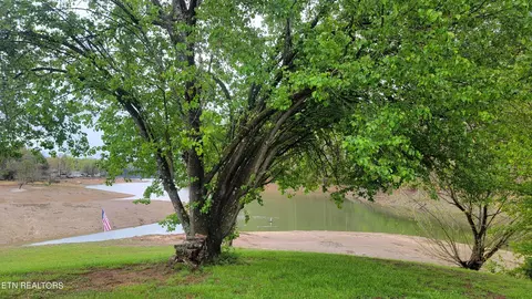 1907 Oak Grove Rd, Dandridge, TN 37725