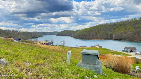 87 Cameron Loop Ln, La Follette, TN 37766