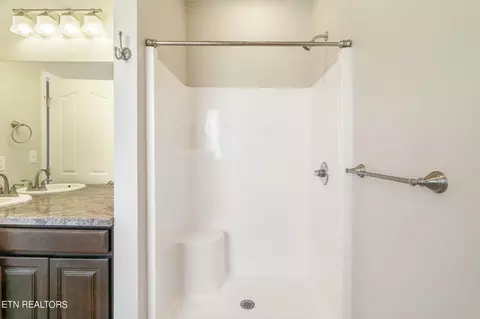 Bath - 517 E Brushy Valley Dr, Powell, TN 37849 photo 4 of 7