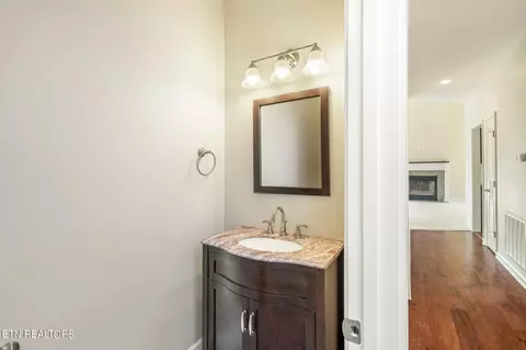 Bath - 517 E Brushy Valley Dr, Powell, TN 37849 photo 1 of 7