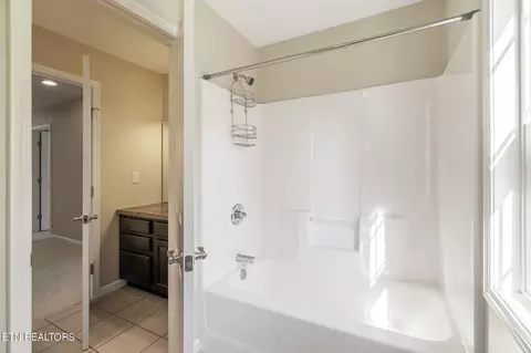 Bath - 517 E Brushy Valley Dr, Powell, TN 37849 photo 7 of 7