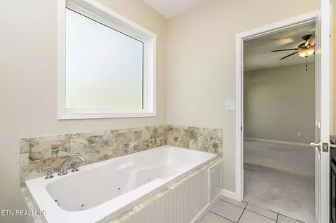 Bath - 517 E Brushy Valley Dr, Powell, TN 37849 photo 3 of 7