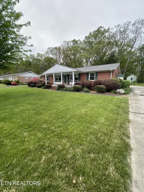 1504 Ridgeway Cir, Athens, TN 37303