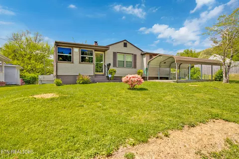 1121 Georgia Ave, Harriman, TN 37748