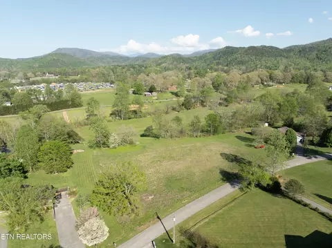 E Chestnut Hill, Townsend, TN 37882