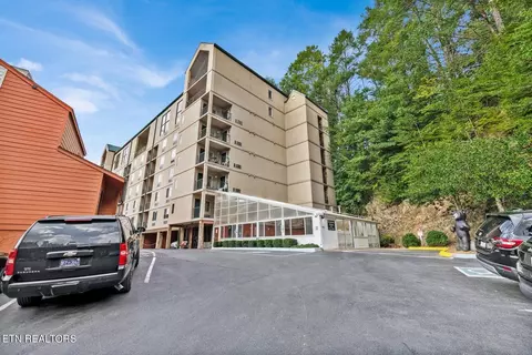 413 Baskins Creek Apt 403 Rd UNIT 403, Gatlinburg, TN 37738