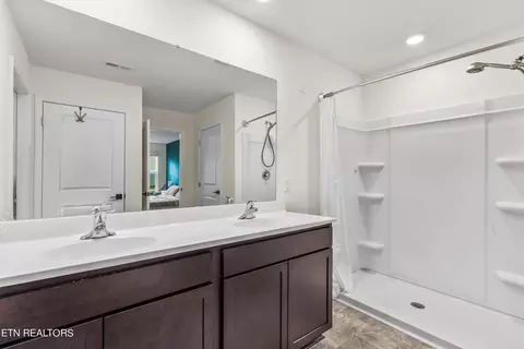Bath - 813 Greene Meadow Dr, Talbott, TN 37877 photo 2 of 4