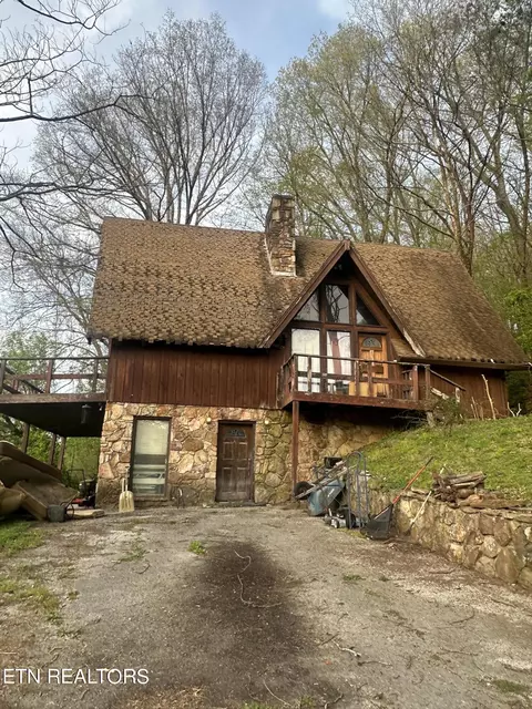 360 Old Clear Branch Ln, Rocky Top, TN 37769