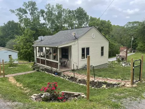 220 Ayers Dr, Harriman, TN 37748