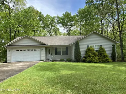 2033 Black Wolf Dr, Crossville, TN 38572