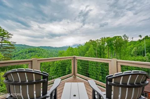 1237 Hemlock Dr, Gatlinburg, TN 37738