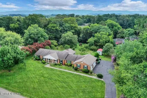 828 N Briarcliff Cir, Maryville, TN 37803