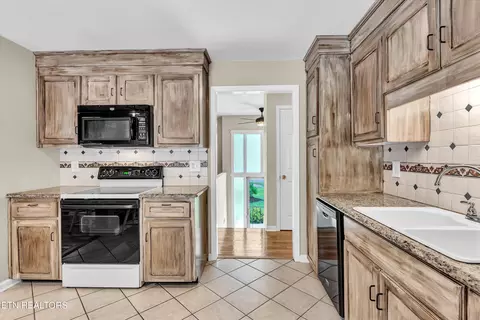 Kitchen - 418 Ivanhoe Rd, Powell, TN 37849 photo 2 of 2