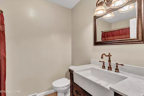 Bath - 418 Ivanhoe Rd, Powell, TN 37849 photo 1 of 2
