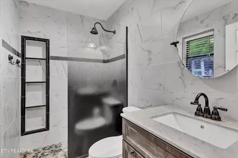 Bath - 418 Ivanhoe Rd, Powell, TN 37849 photo 2 of 2