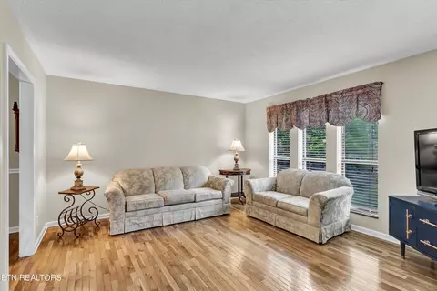 Living - 418 Ivanhoe Rd, Powell, TN 37849 photo 1 of 3