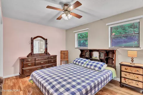 Bedroom - 418 Ivanhoe Rd, Powell, TN 37849 photo 2 of 4