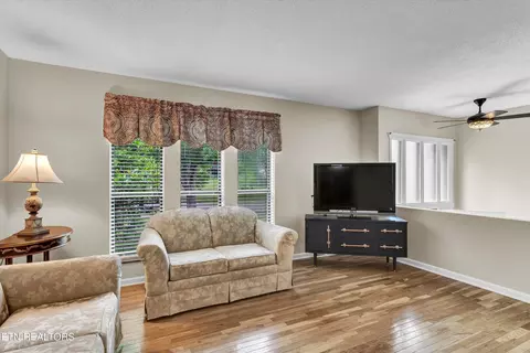 Living - 418 Ivanhoe Rd, Powell, TN 37849 photo 2 of 3