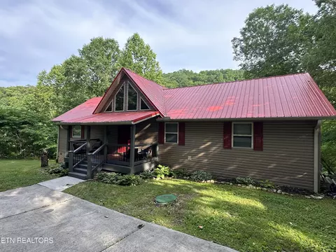 429 Clear Lake Dr, Jacksboro, TN 37757