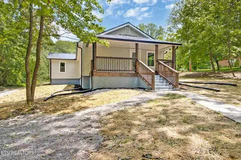 205 Woods Chapel Rd, Harriman, TN 37748