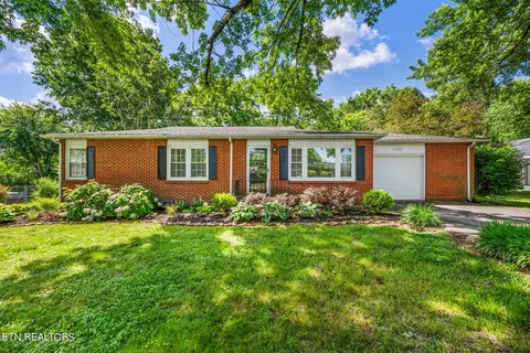 1224 W Walnut Grove Rd, Knoxville, TN 37918