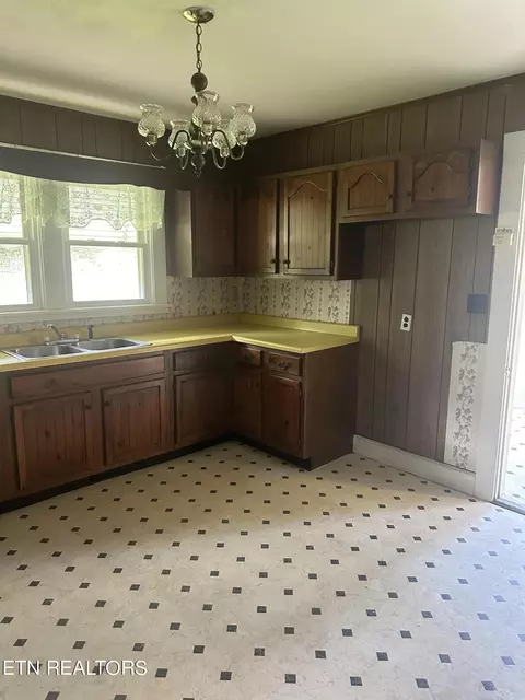 Kitchen - 96 Tanyard Loop, Calvin, KY 40813 photo 2 of 2