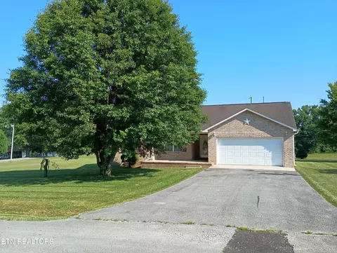 315 Lakeview Dr, Oneida, TN 37841