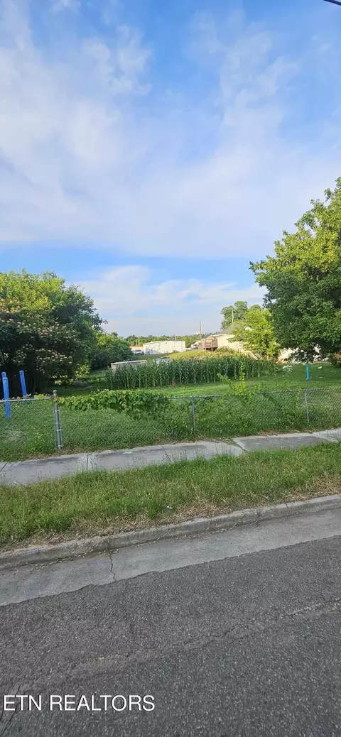 3004 Johnston St, Knoxville, TN 37921