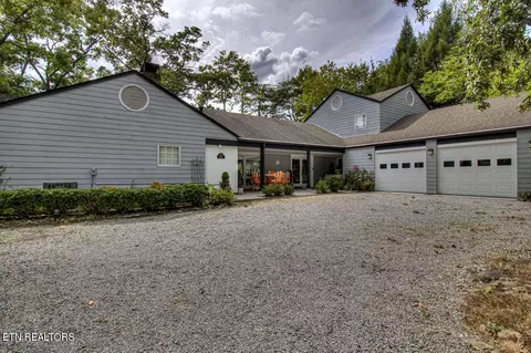647 Forest Dr, Pigeon Forge, TN 37863