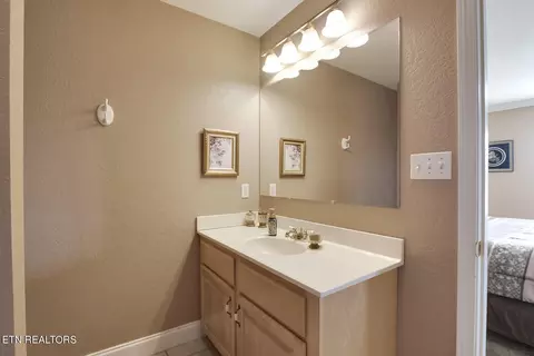 Bath - 5012 Fairgrounds Pl, Kingston, TN 37763 photo 2 of 2