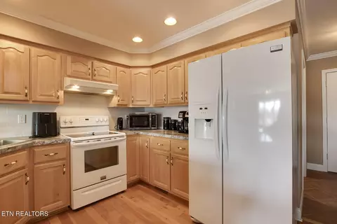 Kitchen - 5012 Fairgrounds Pl, Kingston, TN 37763 photo 2 of 4