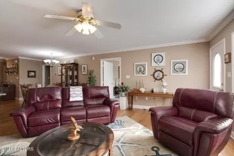 Living - 5012 Fairgrounds Pl, Kingston, TN 37763 photo 3 of 4