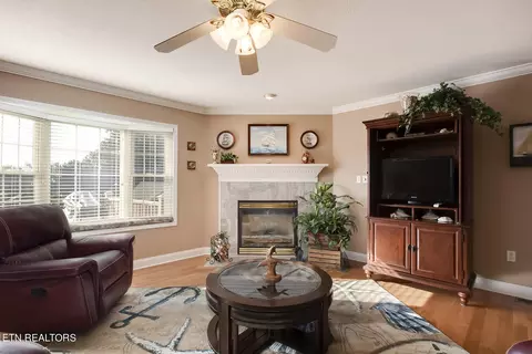 Living - 5012 Fairgrounds Pl, Kingston, TN 37763 photo 2 of 4